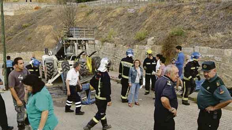 Agentes de la Policía, Guardia Civil, bomberos y sanitarios, en la Cuesta Cavila.