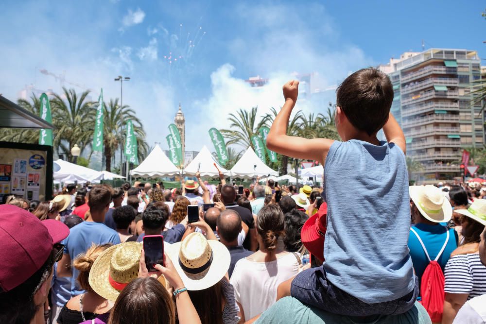 La mascletà de la pirotecnia valenciana Fuegos Artificiales del Mediterráneo hace retumbar la emblemática plaza con un disparo compacto con un potente final terrestre y aéreo