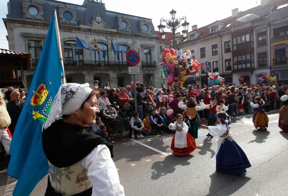 Desfile de grupos folclóricos en los Güevos Pintos 2017