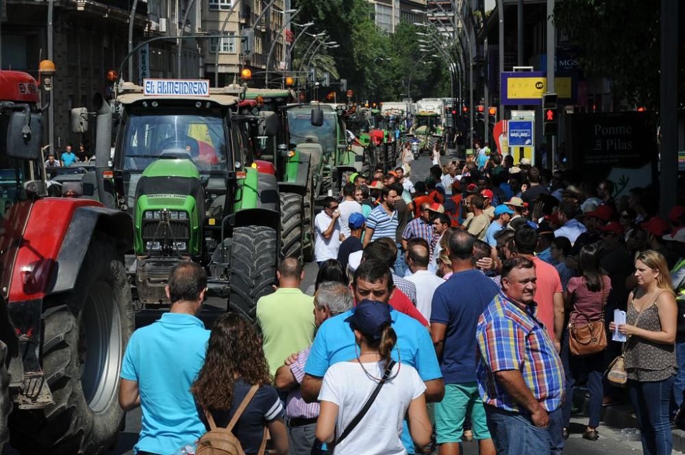 La Gran Vía de Murcia, paralizada por los agricultores