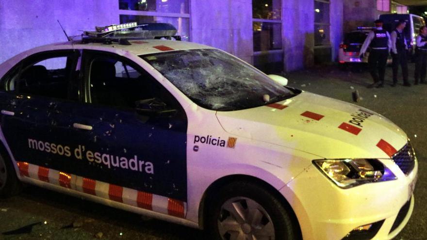 Un cotxe de Mossos destrossat.