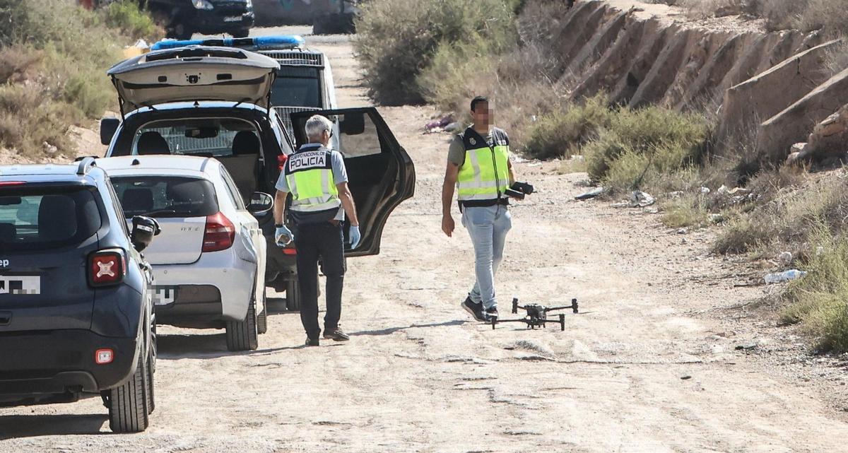 Un policía del Grupo de Delincuencia Violenta y otro de la Unidad de Medios Aéreos, esta tarde con un dron en la búsqueda de más restos.
