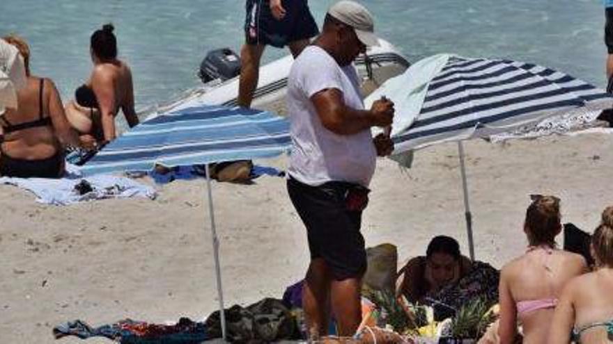 Un vendedor ambulante el pasado verano en la playa de ses Illetes.