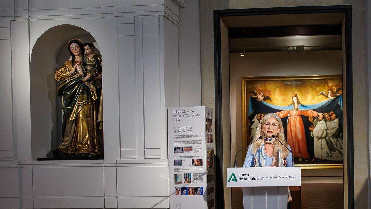 La consejera de Cultura y Deporte, Patricia del Pozo, junto a la obra de Juan de Mesa en el Museo de Bellas Artes.