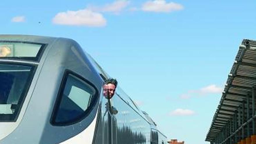 Uno de los primeros viajes del Alvia por la estación de Zamora.