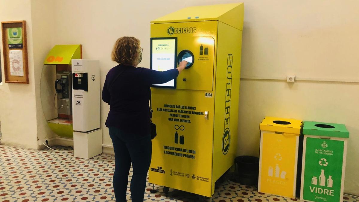 Máquina de reciclaje en el Ayuntamiento de València