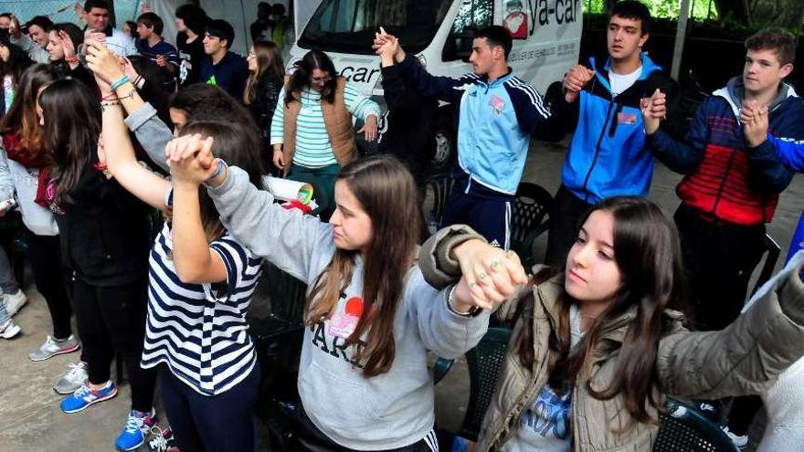 Los jóvenes católicos asistentes a la Pascua Xove, ayer en el entorno del colegio Filipense. // Iñaki Abella