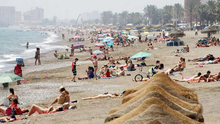 Un día de niebla en la playa de Málaga capital.