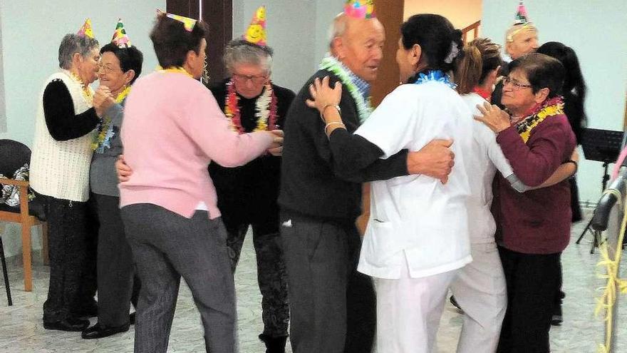 El centro de día de Villayón celebra la entrada del año con una fiesta