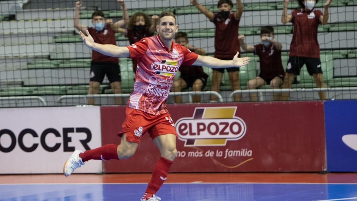 Fernando, protagonista del partido para ElPozo, celebrando su gol.