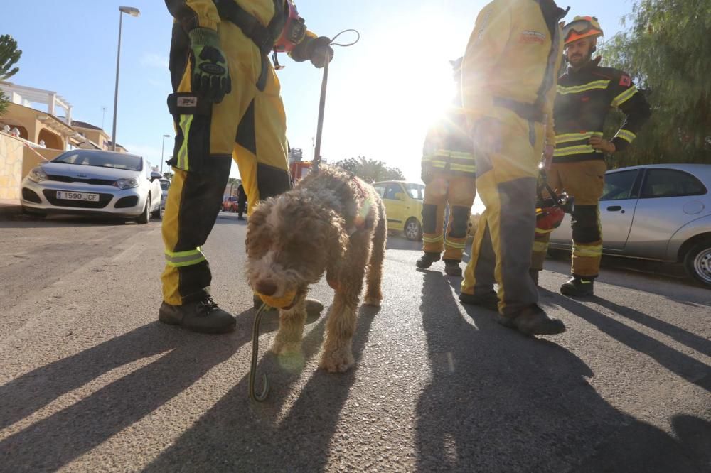 Rescatadas cuatro personas con vida tras el derrumbe de un bungaló en Orihuela Costa