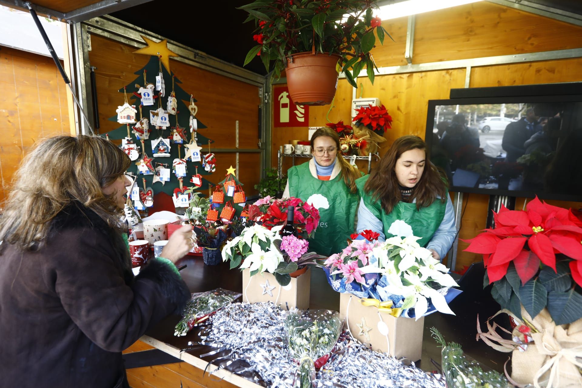 Mercadillo solidario de Atades en la Plaza Aragón