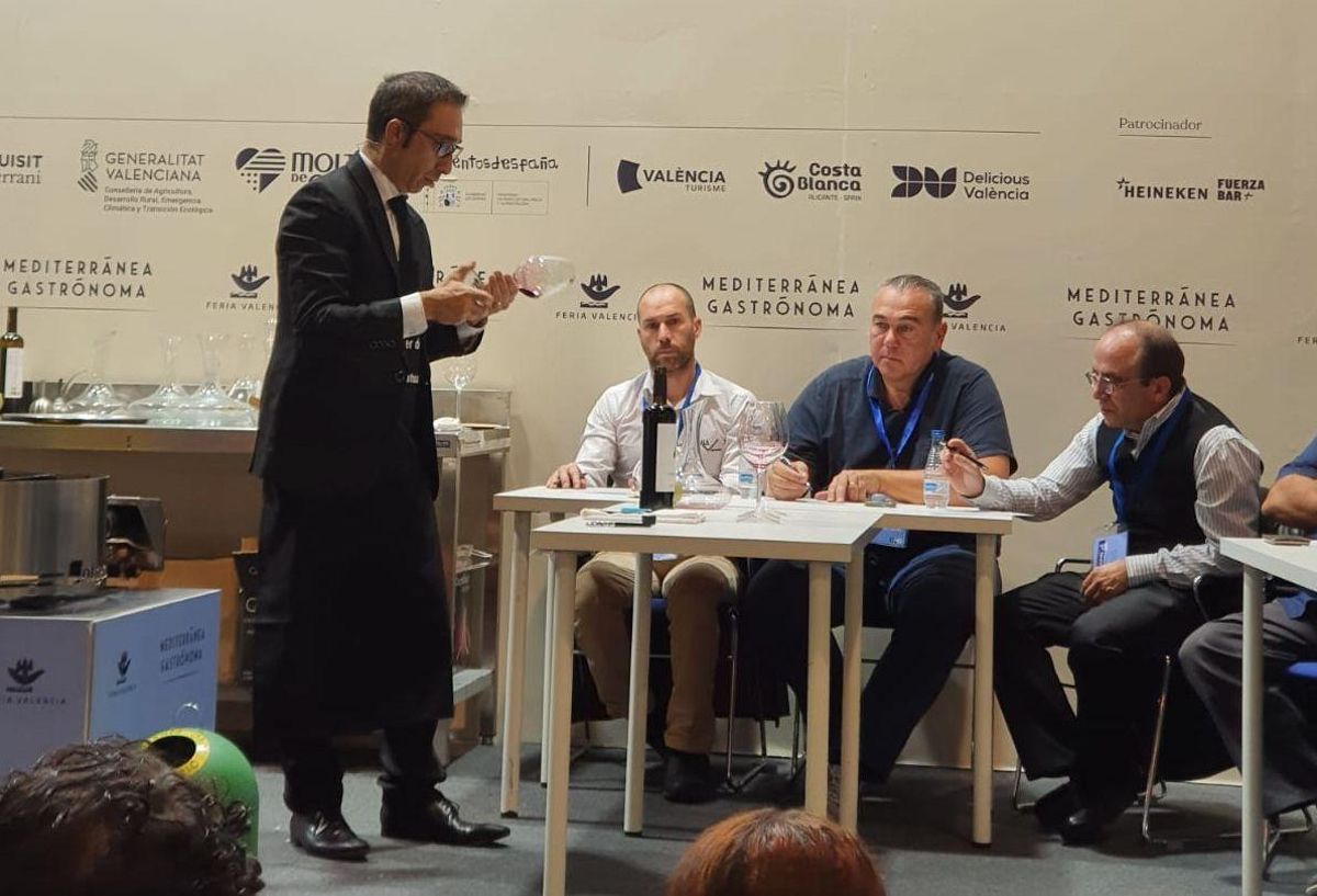 Análisis de un vino durante el concurso.