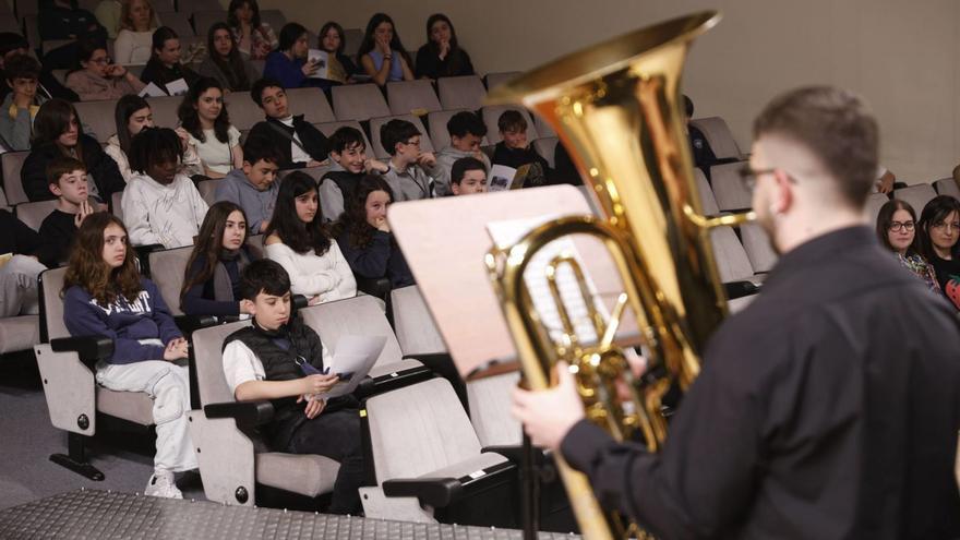 Rubén Pereira Silva interpreta a la tuba una sonata de Haendel ante alumnos del Instituto Aramo. | LUISMA MURIAS