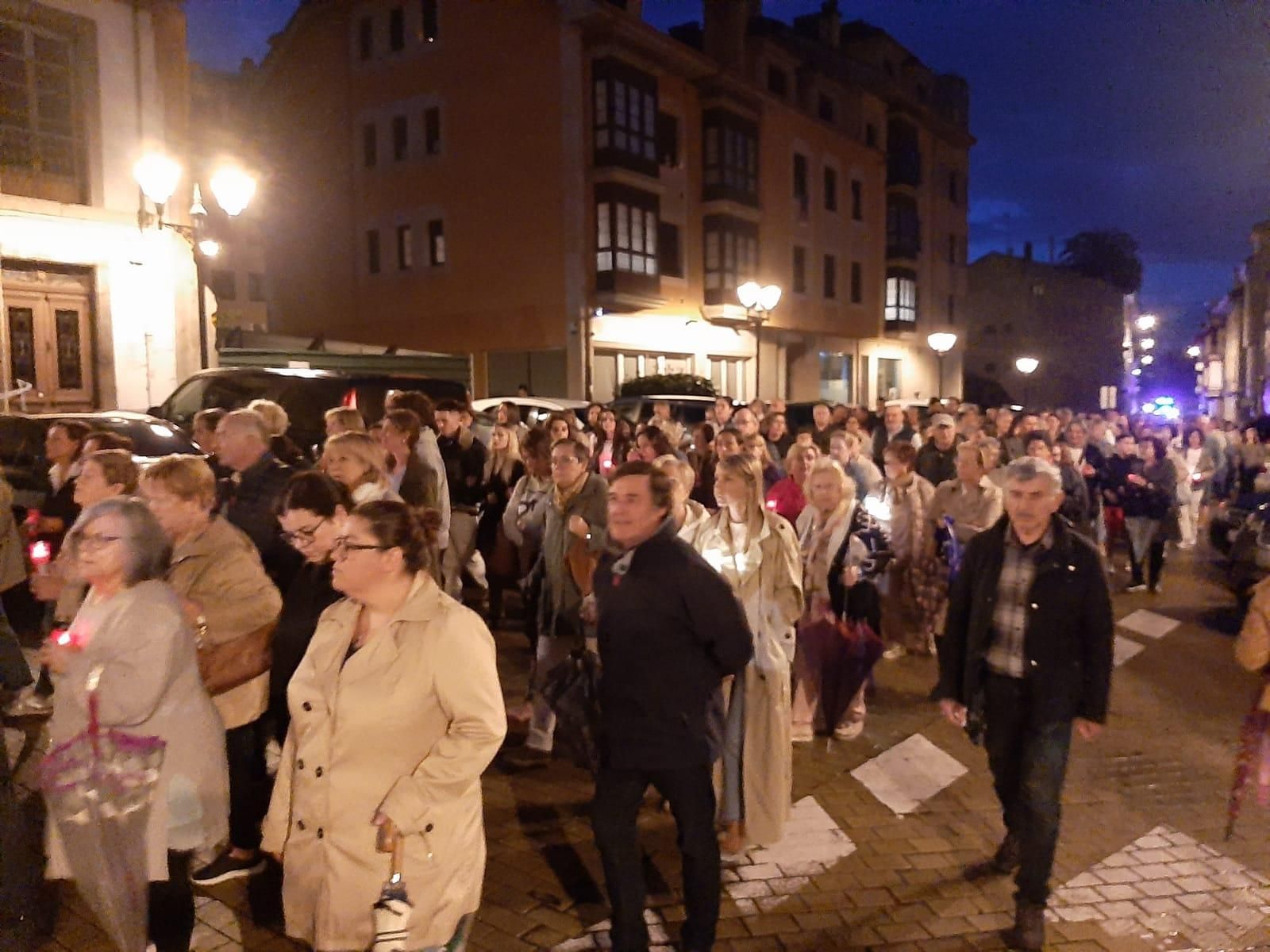 Cientos de personas acompañan al Ecce Homo de Noreña en la procesión de bajada a la iglesia