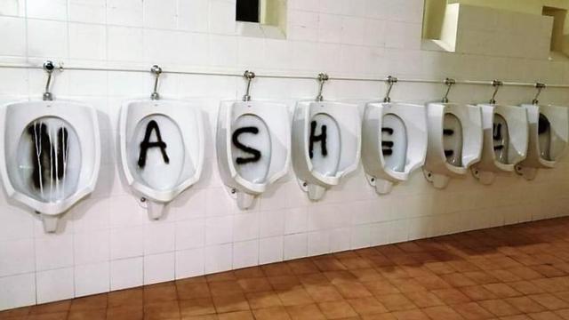 Retretes de los baños de O Pasatempo con pintadas.   | // L.O.