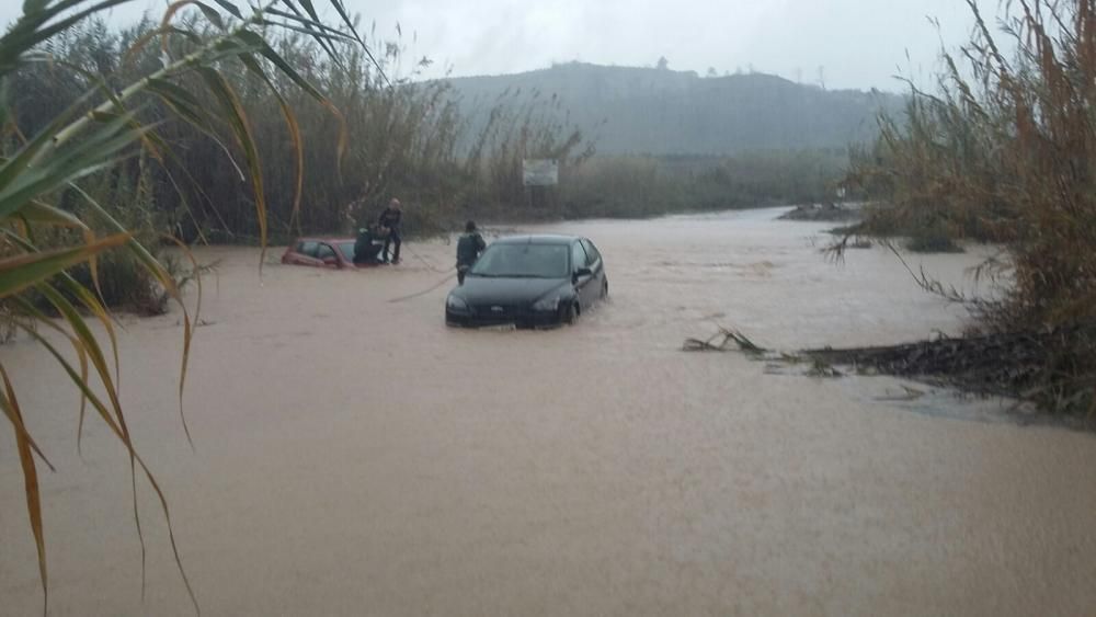 Tres coches caen al cauce del río Buñol en Turís