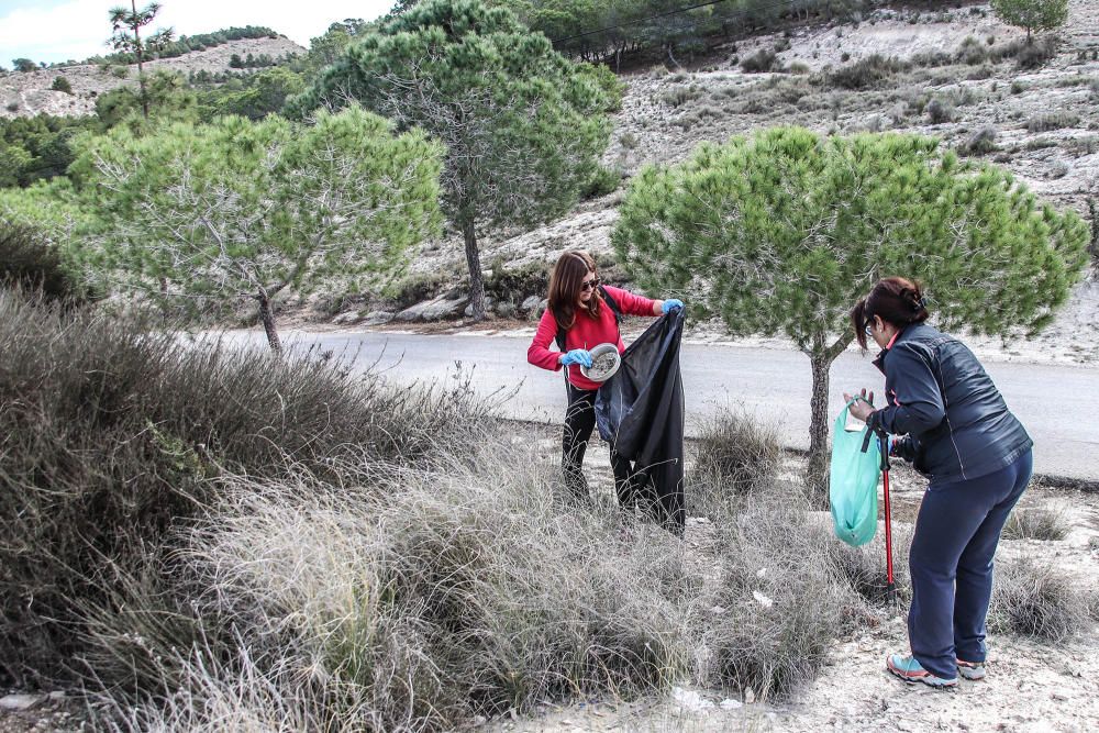 Voluntarios recogen 10 toneladas de basura de la s