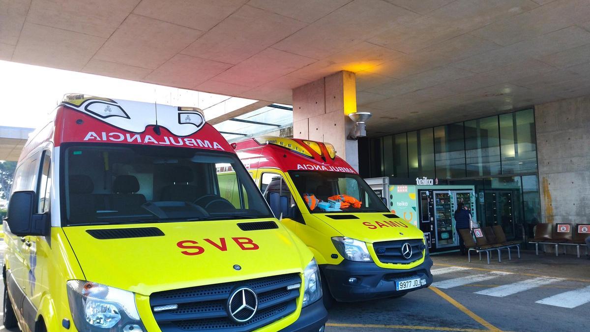 Ambulancias de SVB y del SAMU, en el hospital de Dénia