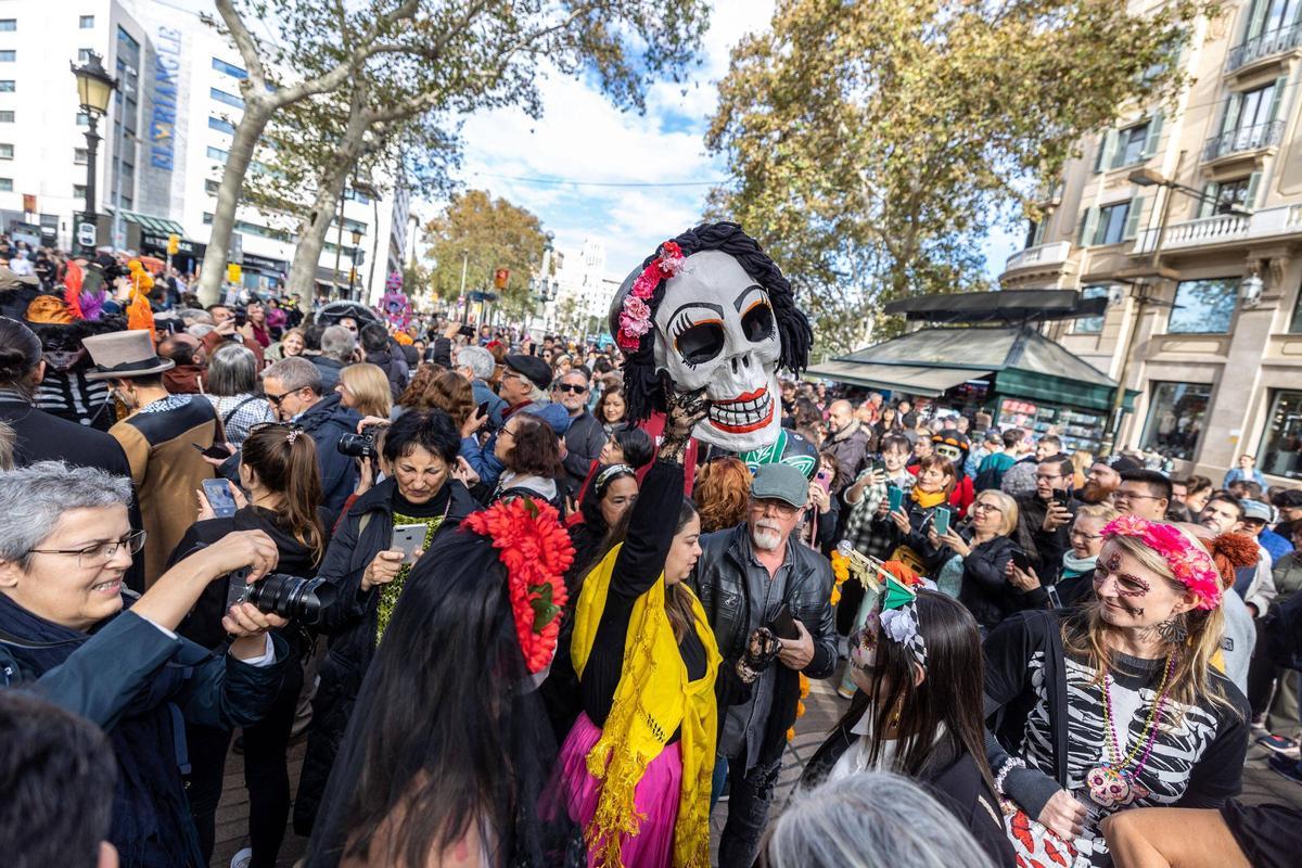 Espectacular desfile de Catrinas por La Rambla