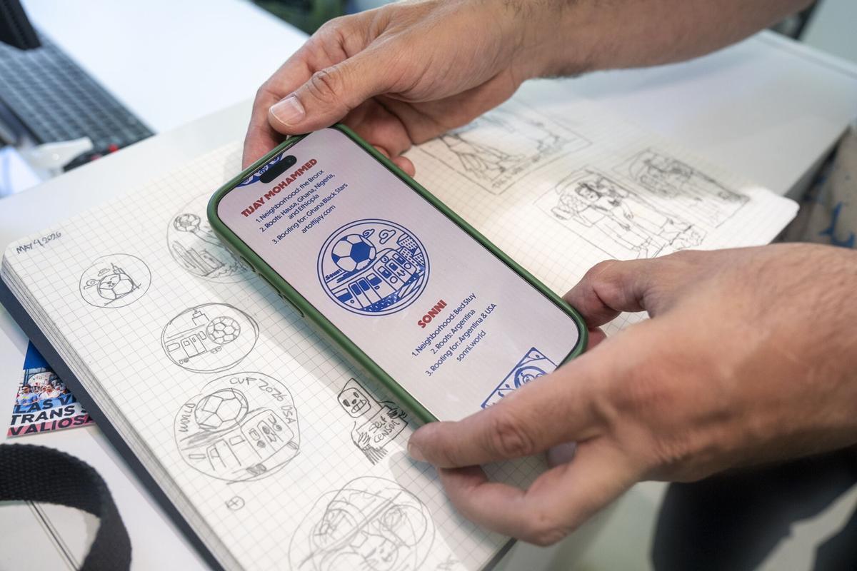 Fotografía que muestra los sellos del programa 'World Cup ‘26 NYC Neighborhood Passport', una iniciativa destinada a acercar a turistas y residentes a los barrios de la ciudad durante la Copa Mundial de Fútbol de 2026, este martes, en Nueva York (Estados Unidos)