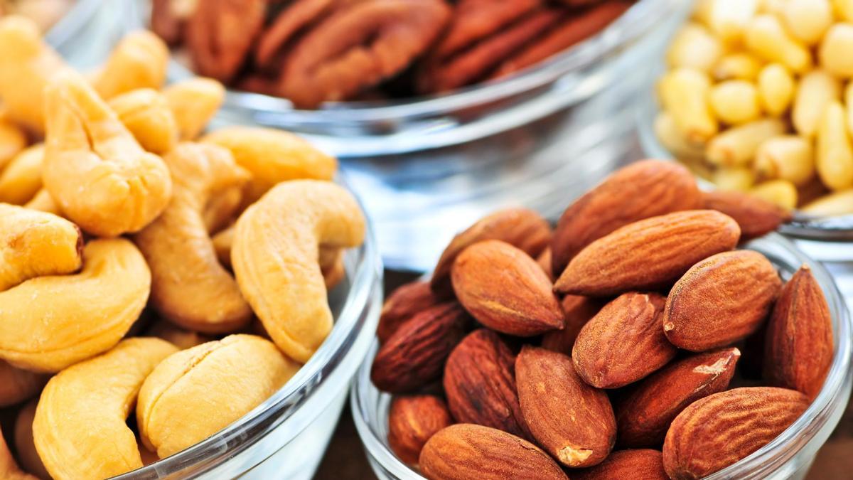 Un bol de almendras junto a otros frutos secos.