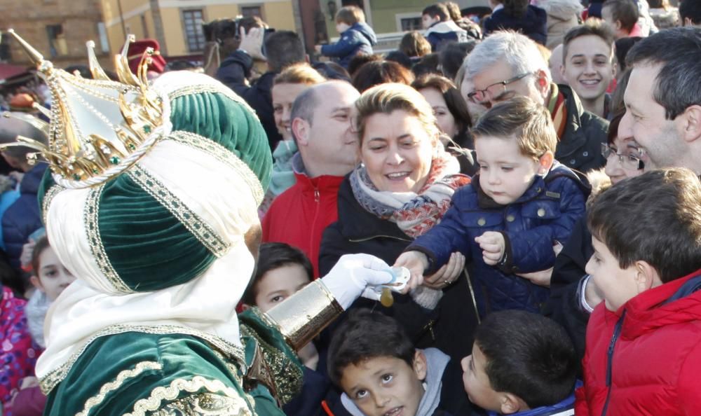 Una multitud recibe a los Reyes Magos en Gijón.