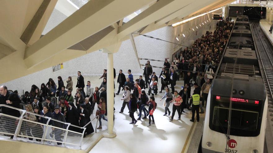 La Federación de Vecinos de Valencia critica los recortes del metro en Navidad