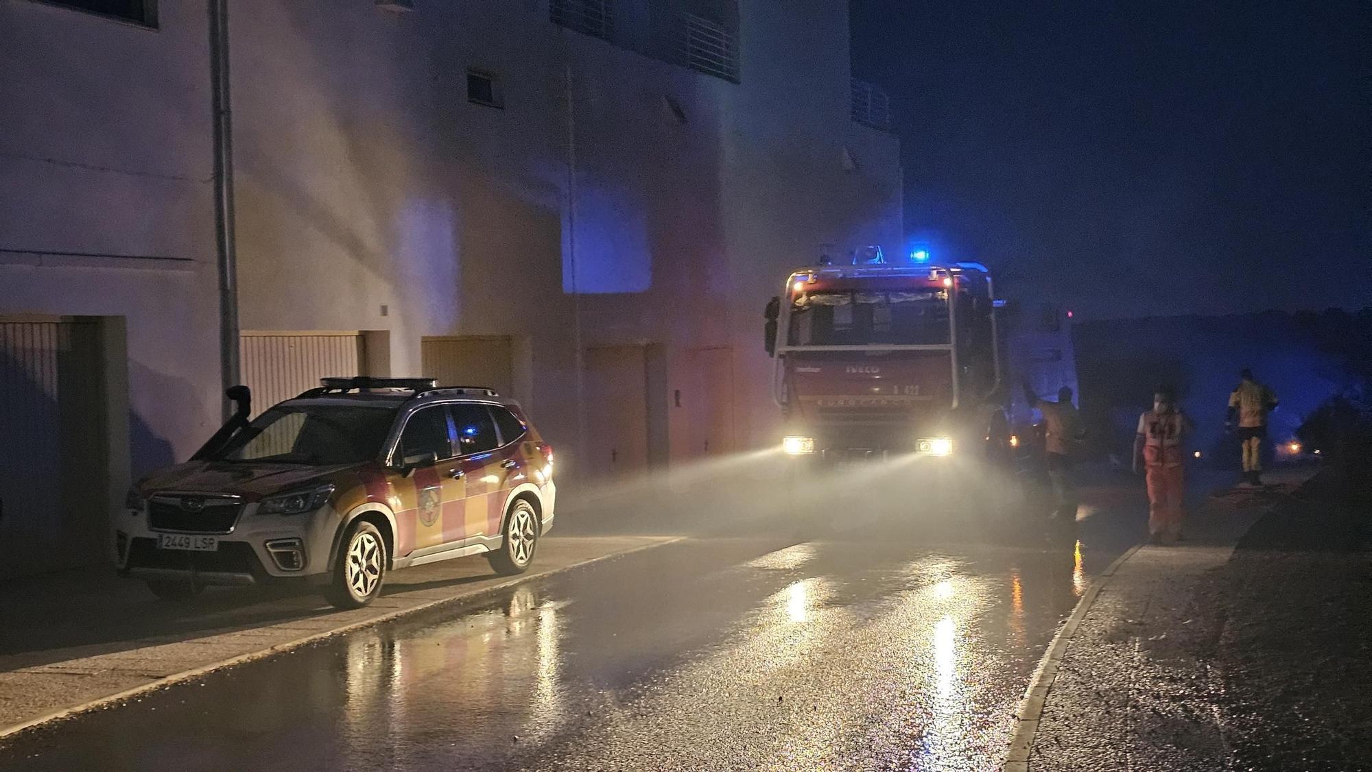 Las llamas del incendio en Orihuela Costa