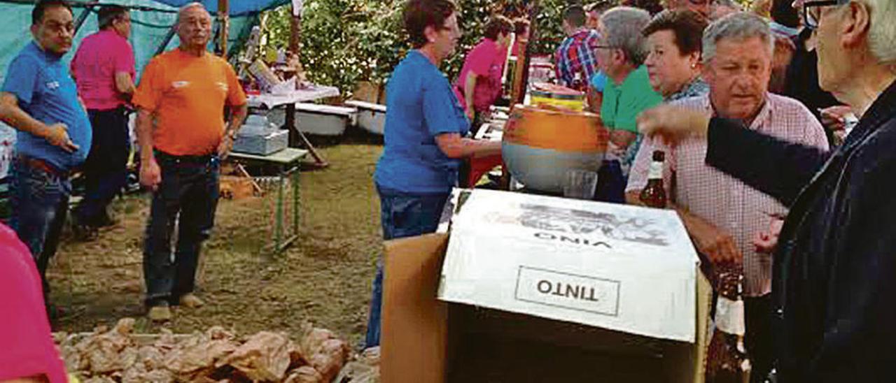 Ambiente en el reparto del bollo de las fiestas de Somines y Nalió (Grado).