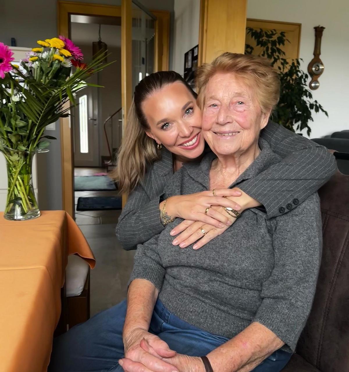 Tamara Gülpen mit ihrer Oma.
