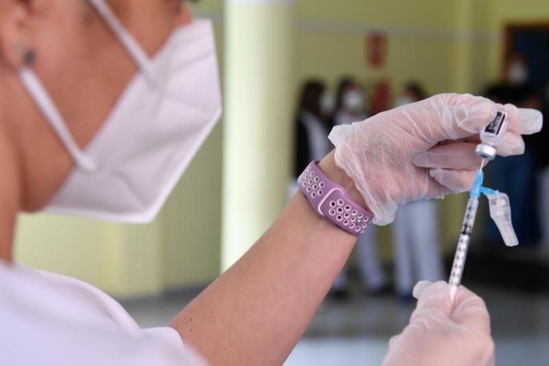 Los sanitarios canarios comienzan a vacunarse contra la COVID 19