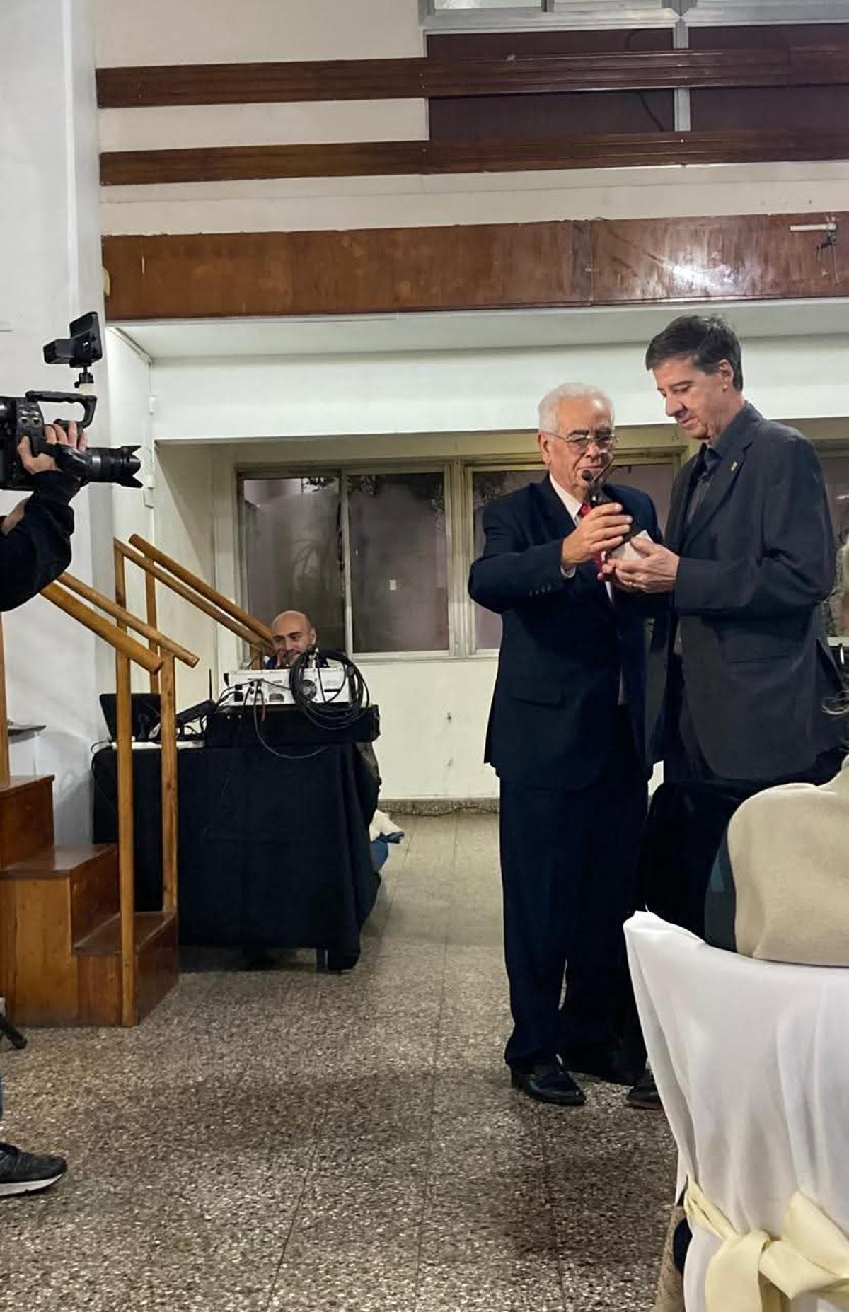 Néstor Seijas le entrega el Premio Viriato a Alfredo Miranda.