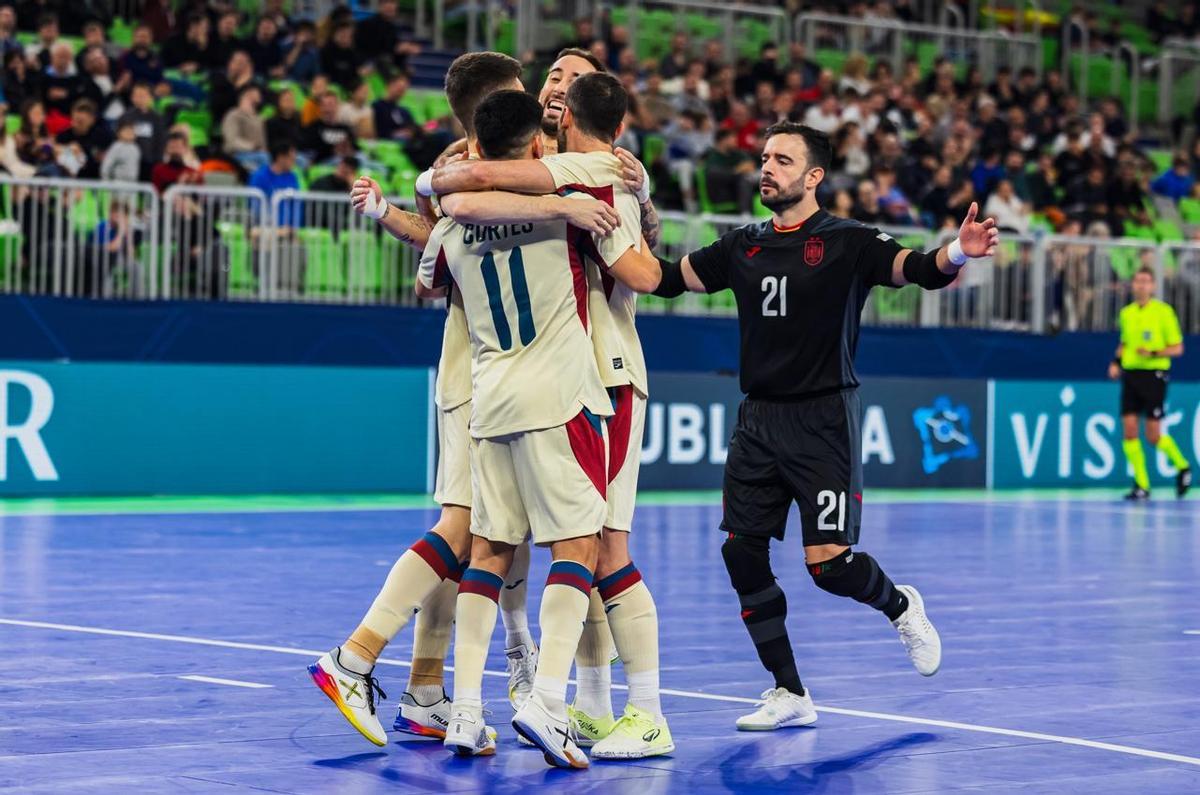 Los jugadores de la selección celebran el triunfo ante Italia.