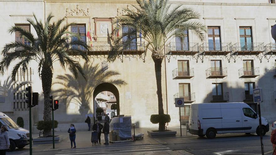 El Ayuntamiento de Elche sube el sueldo un 2% a políticos y funcionarios