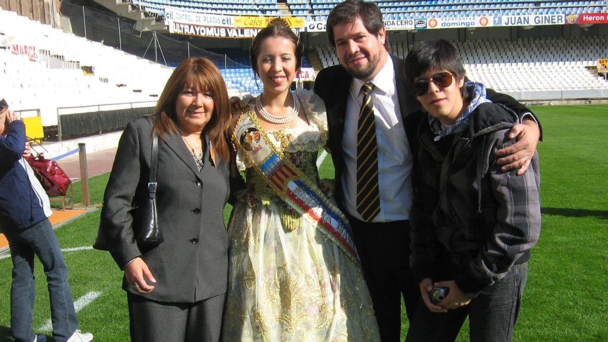 Daniela, junto a sus padres y su hermano, en Mestalla en 2010.
