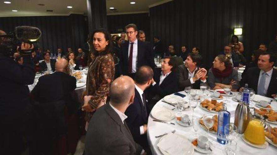 La candidata por Pontevedra, María Ramallo, y Alberto Núñez Feijóo a su llegada al desayuno con la patronal