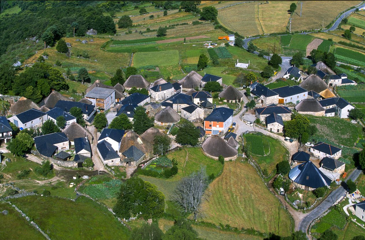 Vista aérea de Piornedo, la aldea de pallozas situada en la comarca de los Ancares.