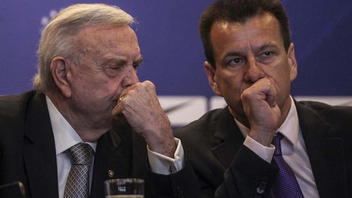 El presidente de la CBF, josé Maria Marin, junto al seleccionador Dunga