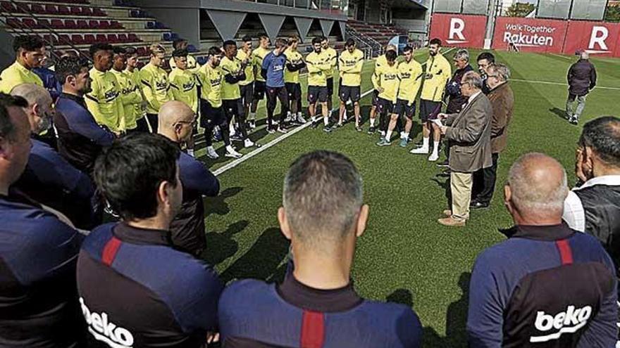 Bartomeu conversa ayer con los jugadores del Barcelona.