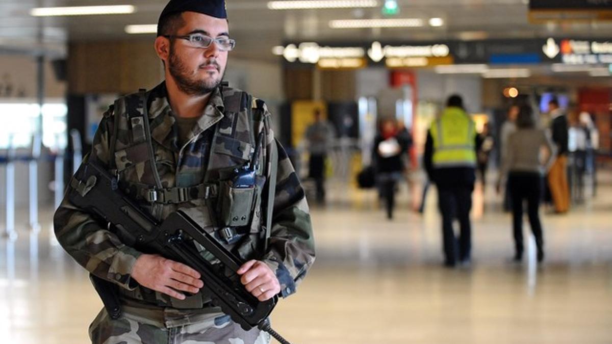 Un soldado francés vigila en el aeropuerto de Toulouse, en mayo del 2013.