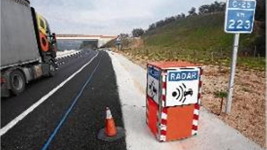 Un dels radars instal·lats ahir a l&#039;Eix en el seu tram gironí.