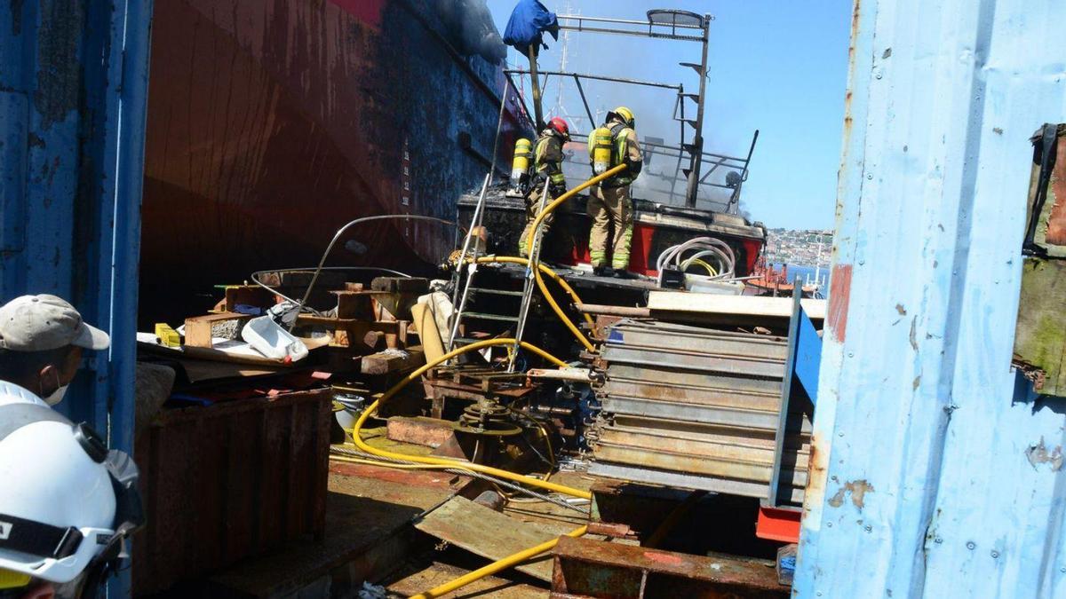 Incendio del barco de recreo en el interior de Astilleros A Xunqueira el 26 de mayo de 2020.