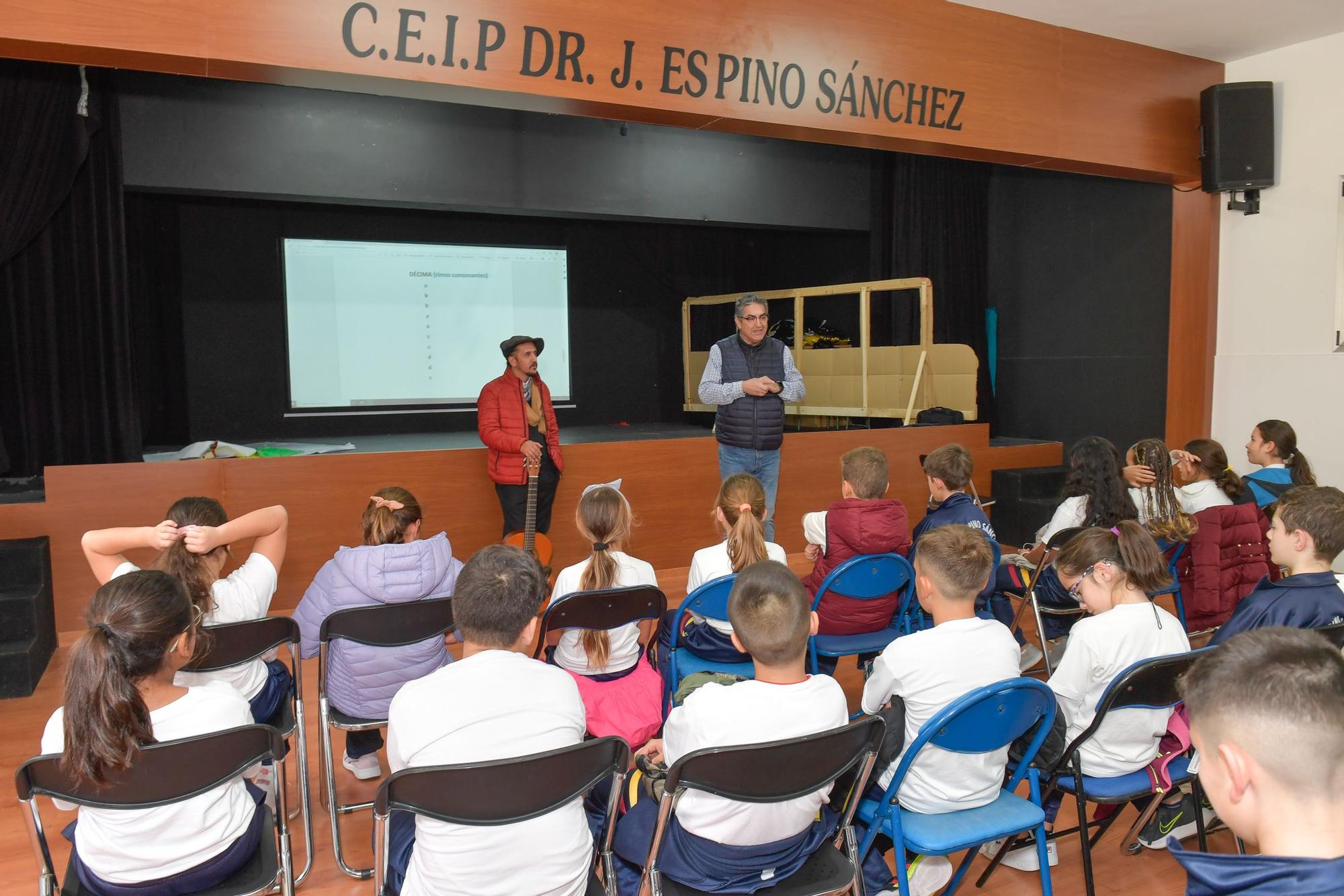 La Escuela de Verseadores de Ingenio enseña a los escolares del colegio Doctor Espino Sánchez