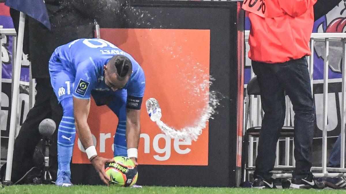 Imagen del botellazo a Payet durante el partido