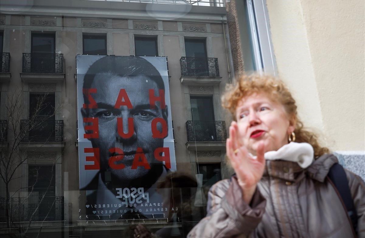 Cartel desplegado en la sede del PSOE de la calle Ferraz de Madrid, con el lema de la campaña electoral. 