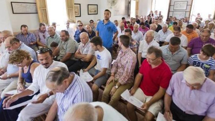 Pescadores de El Palmar en sus sede durante un sorteo del «redolí».