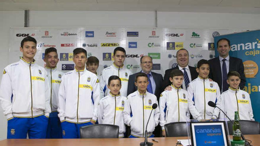 Jugadores de la cantera posan con Ramírez y directivos de Canarias Caja Rural-Cajamar tras la firma.