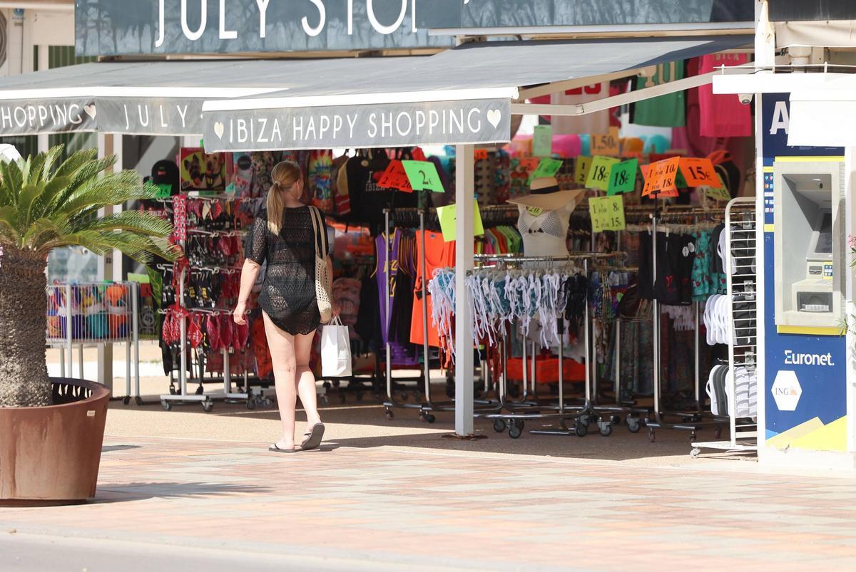 Galería: imágenes de turistas en puestos de 'souvenirs' de la Marina y Platja d'en Bossa.