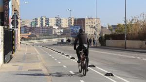 Un ciclista en el nuevo carril segregado del Pont del Treball.